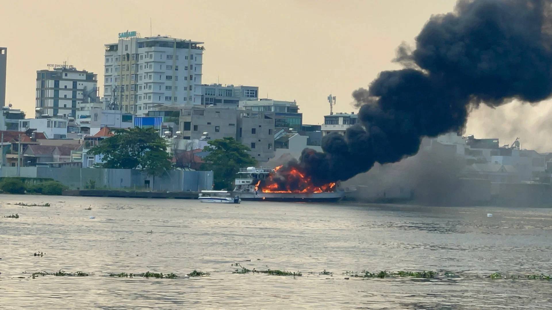 Du thuyền trên sông Sài Gòn bốc cháy, khói bốc cao hàng chục mét- Ảnh 2. Du thuyền trên sông Sài Gòn bốc cháy, khói bốc cao hàng chục mét- Ảnh 2.