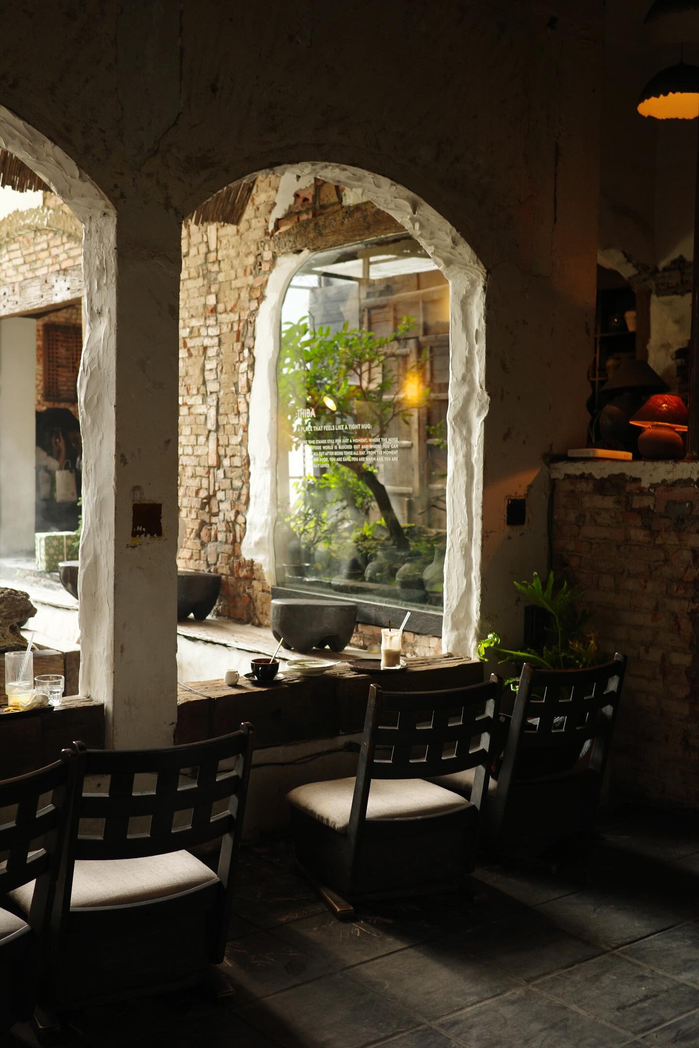 Bị khách tràn vào đánh giá 1 sao vì "cấm chụp flash", quán cafe treo status đầu hàng- Ảnh 8. Bị khách tràn vào đánh giá 1 sao vì "cấm chụp flash", quán cafe treo status đầu hàng- Ảnh 8.