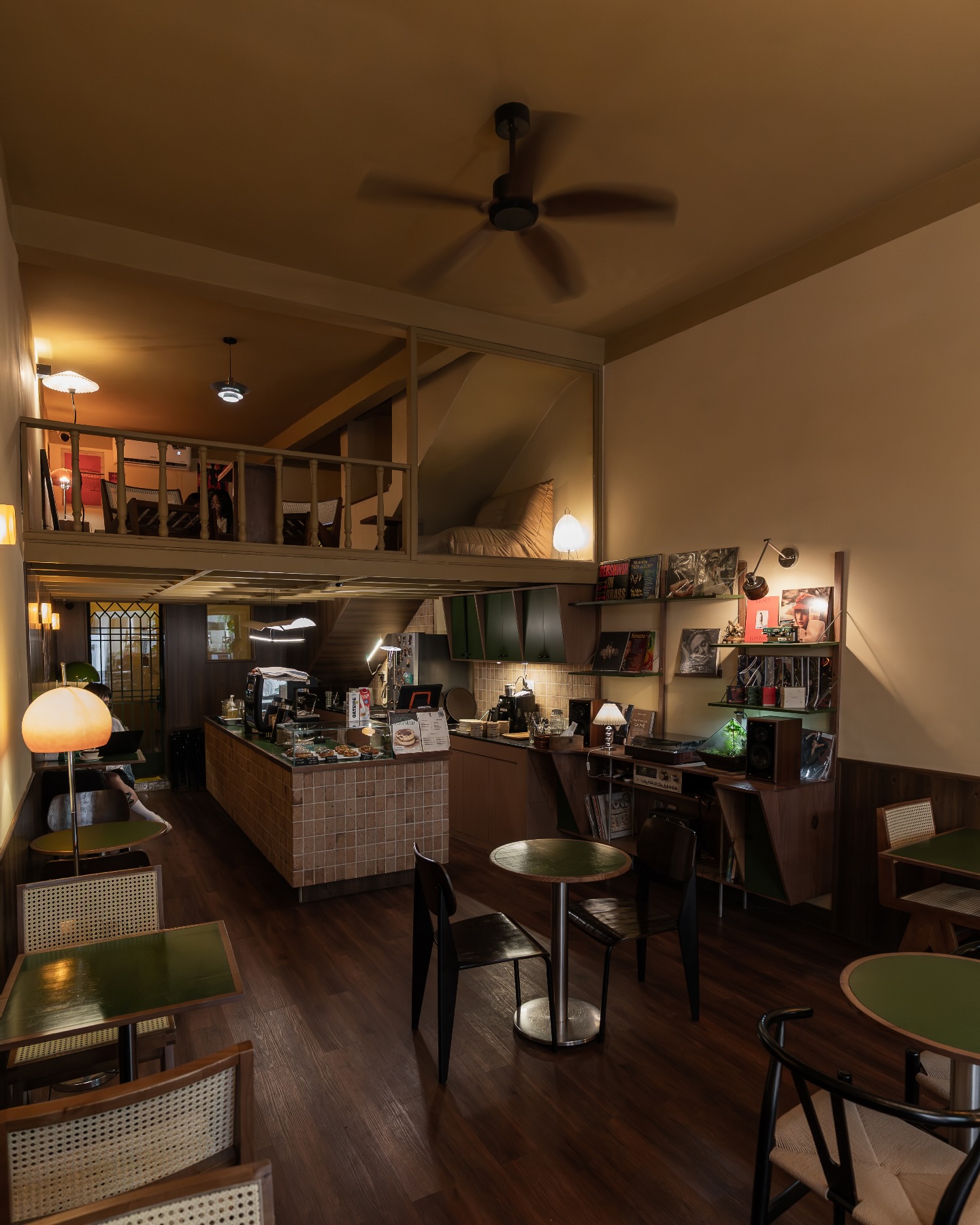 Bị khách tràn vào đánh giá 1 sao vì "cấm chụp flash", quán cafe treo status đầu hàng- Ảnh 1. Bị khách tràn vào đánh giá 1 sao vì "cấm chụp flash", quán cafe treo status đầu hàng- Ảnh 1.