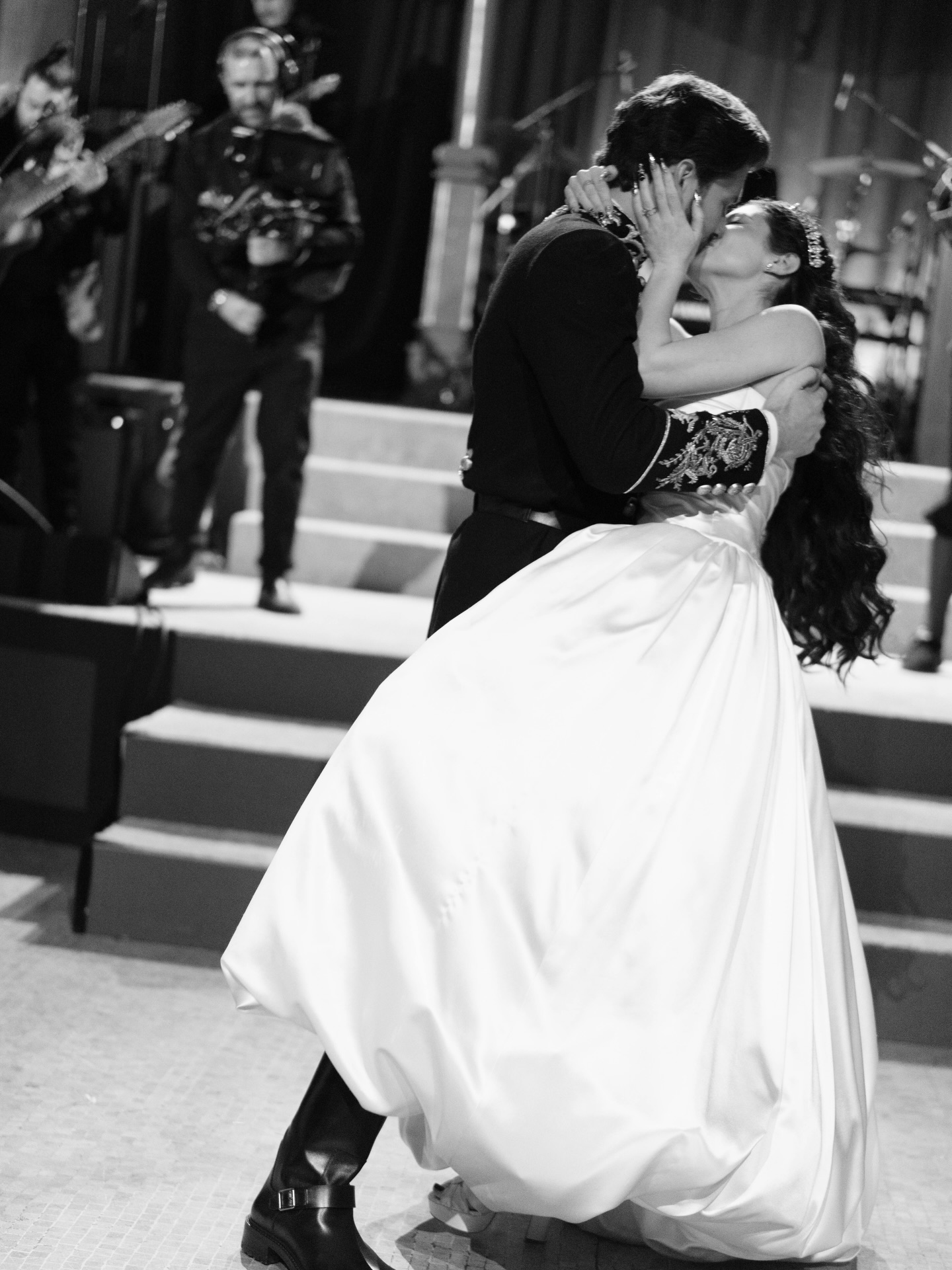 Nữ thần &acirc;m nhạc LMHT Worlds l&ecirc;n xe hoa c&ugrave;ng sếp lớn T1, ảnh cưới g&acirc;y b&atilde;o MXH v&igrave; visual đẹp xuất sắc!- Ảnh 10.