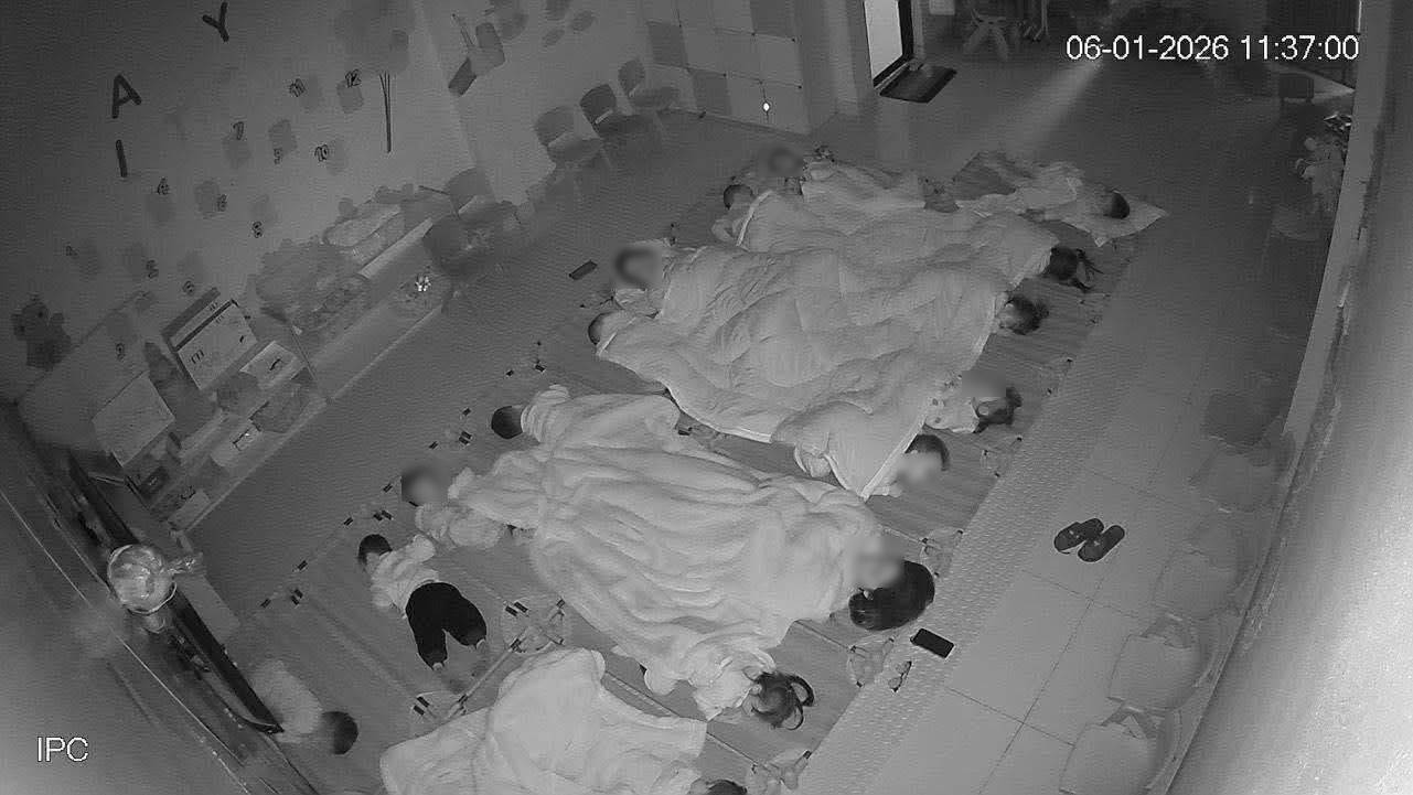 Bức ảnh học sinh mầm non ngủ trưa ở H&agrave; Nội đang g&acirc;y tranh c&atilde;i: Mẹ qu&aacute; nhạy cảm hay c&aacute;c c&ocirc; thực sự thiếu &yacute; tứ?- Ảnh 1.