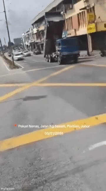 Xe tải ben di chuyển tr&ecirc;n đường m&agrave; qu&ecirc;n kh&ocirc;ng hạ th&ugrave;ng, 1 l&uacute;c sau th&igrave; chuyện đ&aacute;ng sợ xảy ra- Ảnh 1.