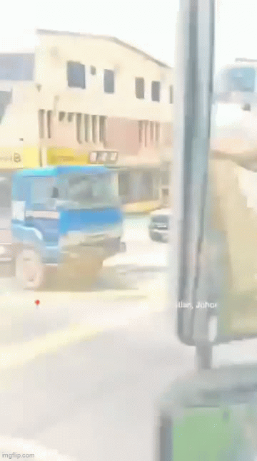 Xe tải ben di chuyển tr&ecirc;n đường m&agrave; qu&ecirc;n kh&ocirc;ng hạ th&ugrave;ng, 1 l&uacute;c sau th&igrave; chuyện đ&aacute;ng sợ xảy ra- Ảnh 2.