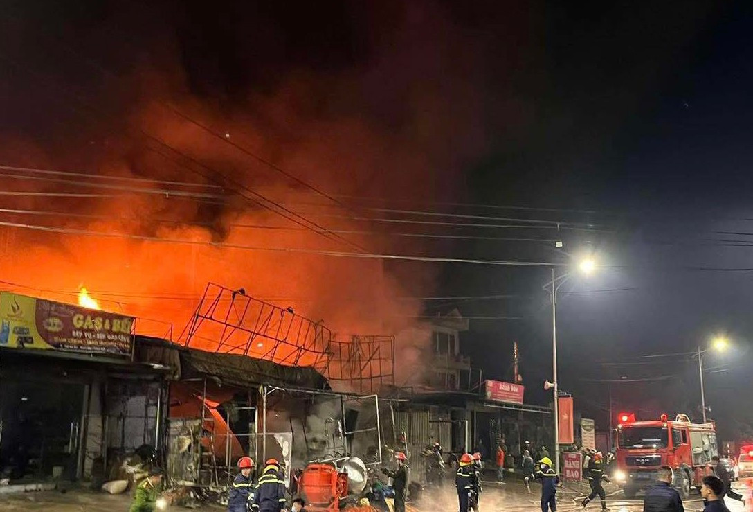 Ch&aacute;y lớn thi&ecirc;u rụi 2 căn nh&agrave; kinh doanh điện m&aacute;y, điện lạnh ở Ph&uacute; Thọ- Ảnh 1.