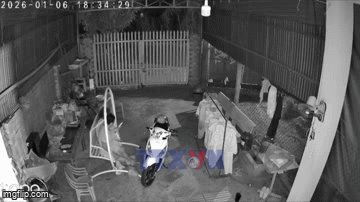 Một phụ nữ nghi bị tưới xăng l&ecirc;n người rồi ph&oacute;ng hỏa: Khoảnh khắc trước khi xảy ra sự việc- Ảnh 1.