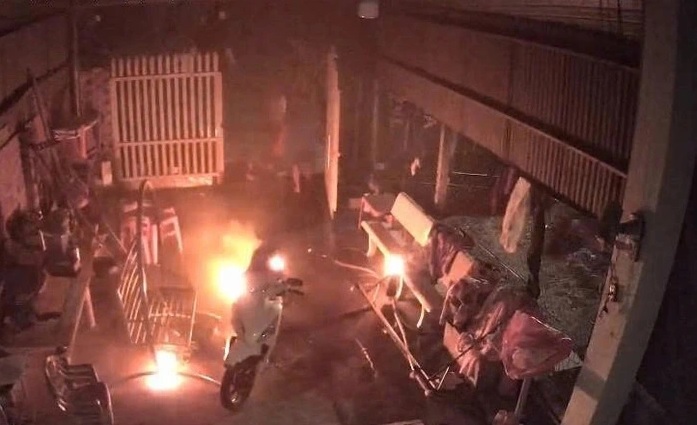 Một phụ nữ nghi bị tưới xăng l&ecirc;n người rồi ph&oacute;ng hỏa: Khoảnh khắc trước khi xảy ra sự việc- Ảnh 2.