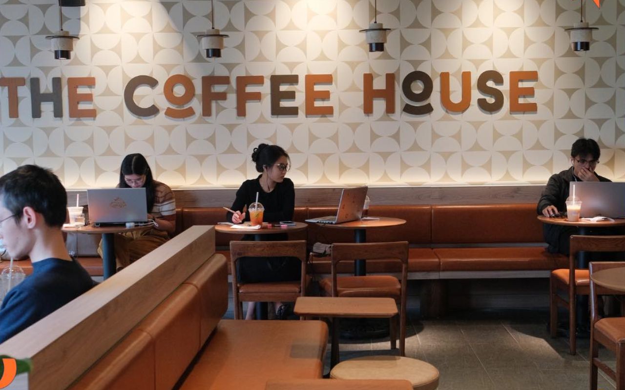 Đi c&agrave; ph&ecirc; một m&igrave;nh với nhiều t&agrave;i sản gi&aacute; trị th&igrave; phải xoay xở sao khi cần đi vệ sinh?- Ảnh 2.