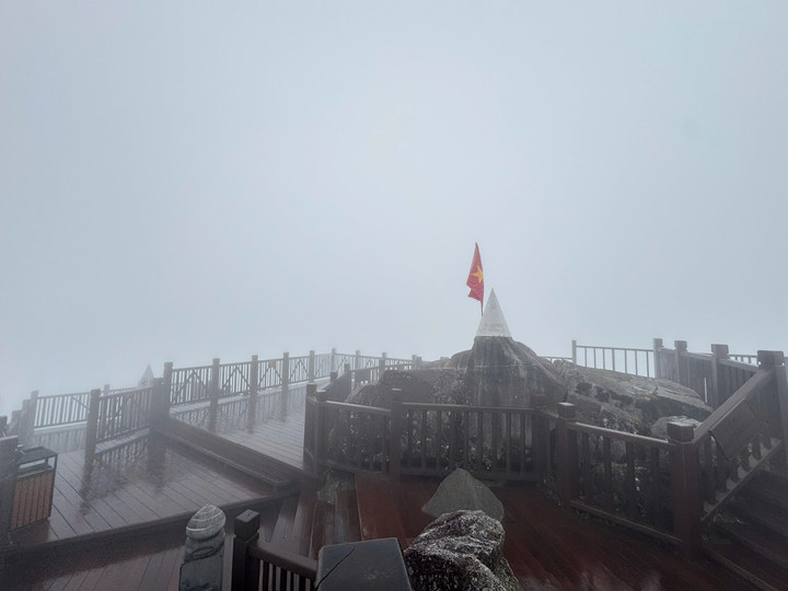 Nhiệt độ giảm xuống -3&deg;C rạng s&aacute;ng, băng gi&aacute; phủ trắng đỉnh Fansipan- Ảnh 11.