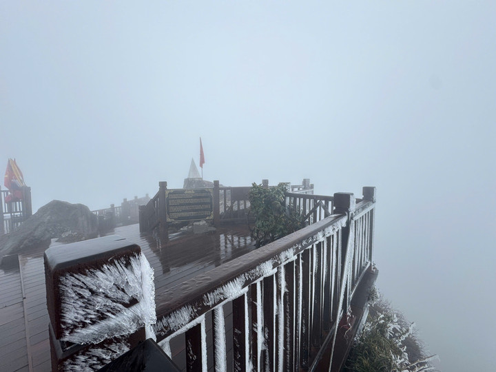 Nhiệt độ giảm xuống -3&deg;C rạng s&aacute;ng, băng gi&aacute; phủ trắng đỉnh Fansipan- Ảnh 8.