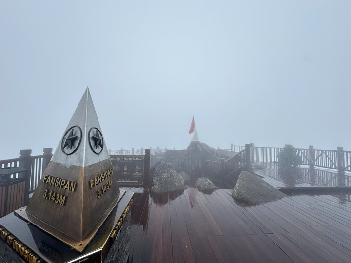 Nhiệt độ giảm xuống -3&deg;C rạng s&aacute;ng, băng gi&aacute; phủ trắng đỉnh Fansipan- Ảnh 7.