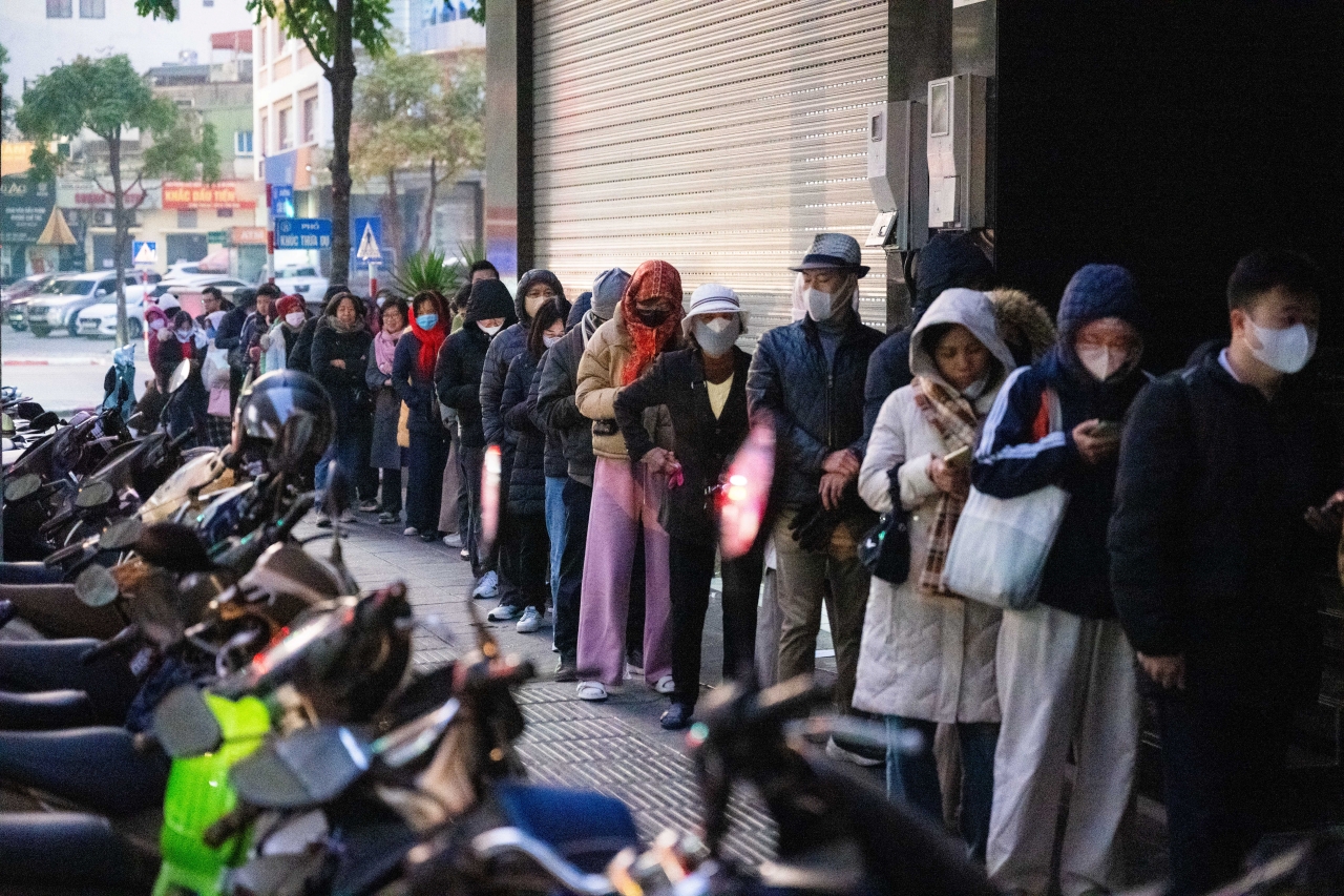 Hà Nội rét cắt da 10°C, phố Cầu Giấy xuất hiện cảnh tượng hiếm thấy từ 3h sáng- Ảnh 10. Hà Nội rét cắt da 10°C, phố Cầu Giấy xuất hiện cảnh tượng hiếm thấy từ 3h sáng- Ảnh 10.