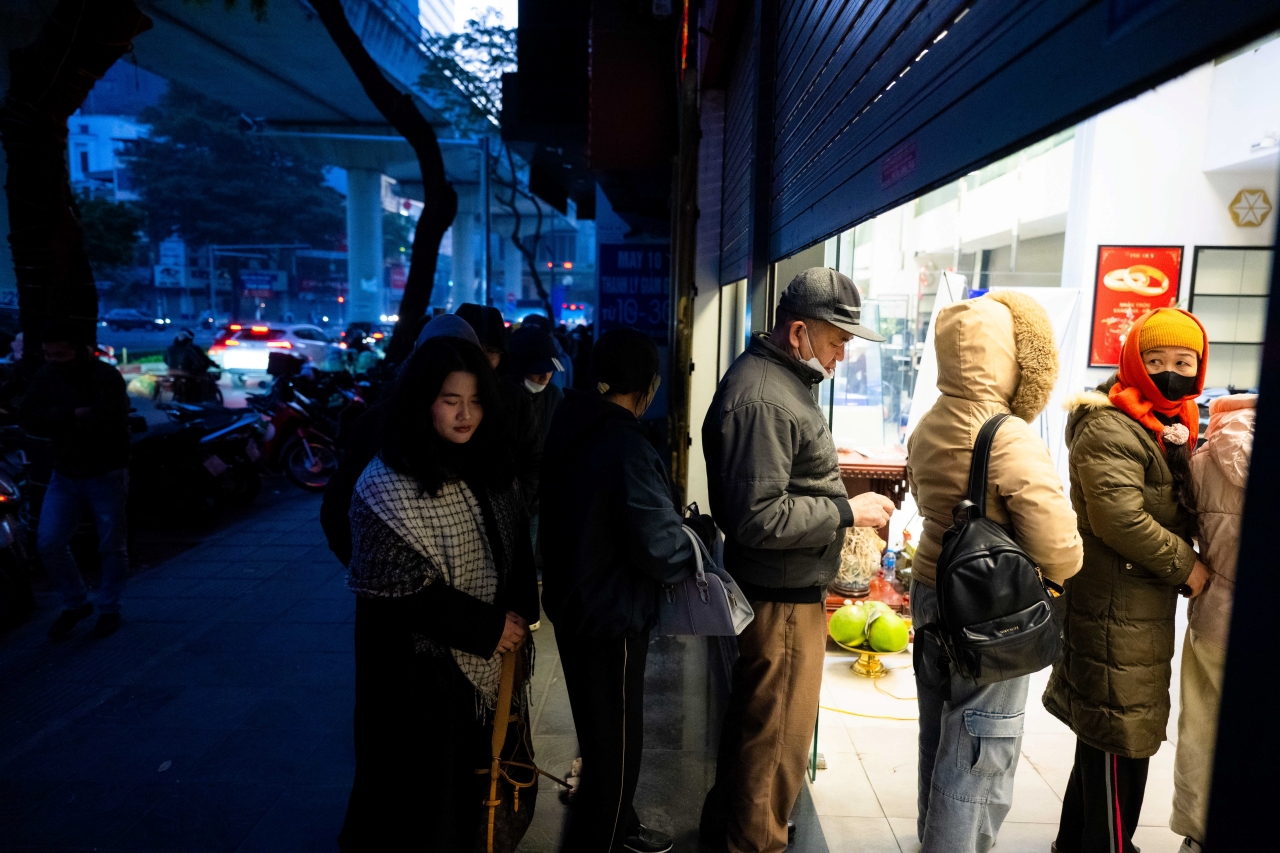 Hà Nội rét cắt da 10°C, phố Cầu Giấy xuất hiện cảnh tượng hiếm thấy từ 3h sáng- Ảnh 6. Hà Nội rét cắt da 10°C, phố Cầu Giấy xuất hiện cảnh tượng hiếm thấy từ 3h sáng- Ảnh 6.