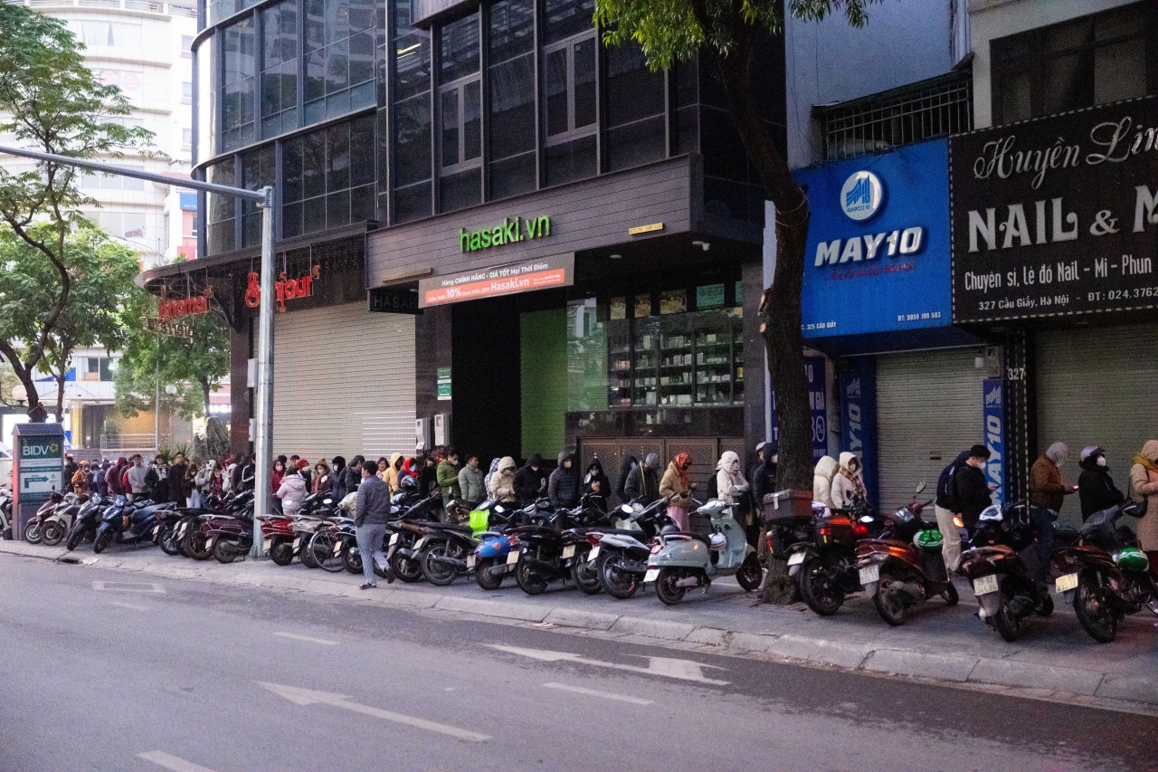 Hà Nội rét cắt da 10°C, phố Cầu Giấy xuất hiện cảnh tượng hiếm thấy từ 3h sáng- Ảnh 8. Hà Nội rét cắt da 10°C, phố Cầu Giấy xuất hiện cảnh tượng hiếm thấy từ 3h sáng- Ảnh 8.