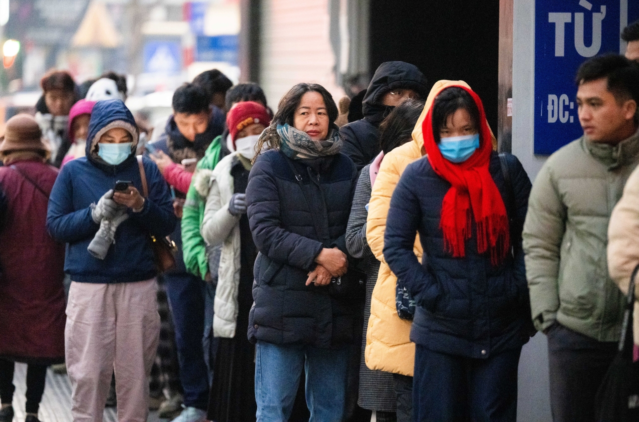 Hà Nội rét cắt da 10°C, phố Cầu Giấy xuất hiện cảnh tượng hiếm thấy từ 3h sáng- Ảnh 13. Hà Nội rét cắt da 10°C, phố Cầu Giấy xuất hiện cảnh tượng hiếm thấy từ 3h sáng- Ảnh 13.