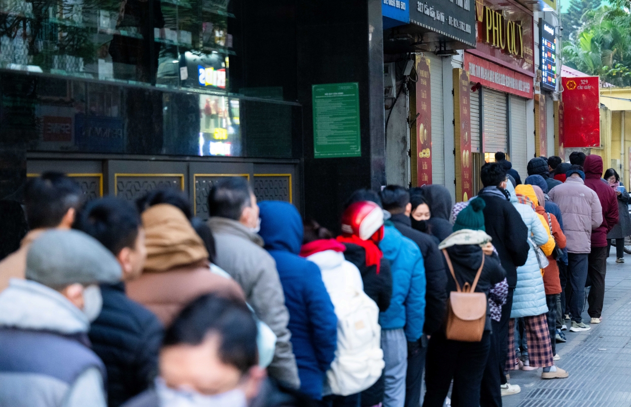 Hà Nội rét cắt da 10°C, phố Cầu Giấy xuất hiện cảnh tượng hiếm thấy từ 3h sáng- Ảnh 16. Hà Nội rét cắt da 10°C, phố Cầu Giấy xuất hiện cảnh tượng hiếm thấy từ 3h sáng- Ảnh 16.