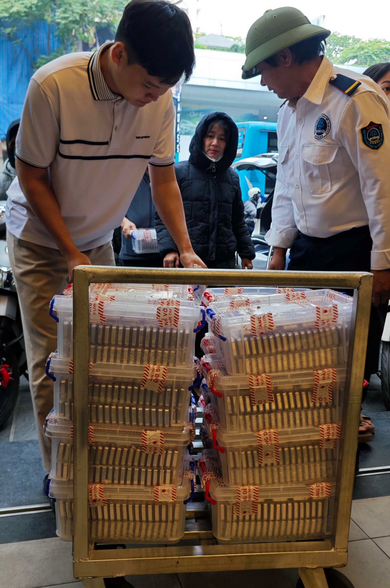 Hà Nội rét cắt da 10°C, phố Cầu Giấy xuất hiện cảnh tượng hiếm thấy từ 3h sáng- Ảnh 18. Hà Nội rét cắt da 10°C, phố Cầu Giấy xuất hiện cảnh tượng hiếm thấy từ 3h sáng- Ảnh 18.