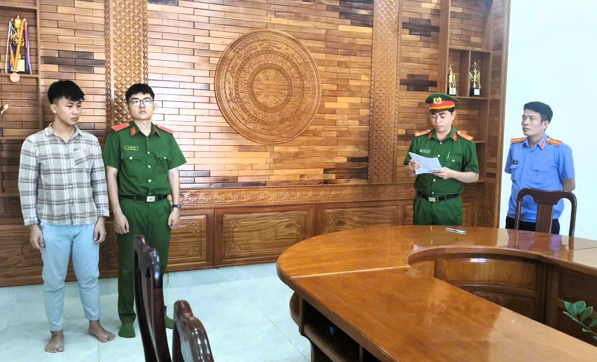 Thi h&agrave;nh lệnh bắt tạm giam V&otilde; Đăng Khoa sinh năm 2007- Ảnh 1.