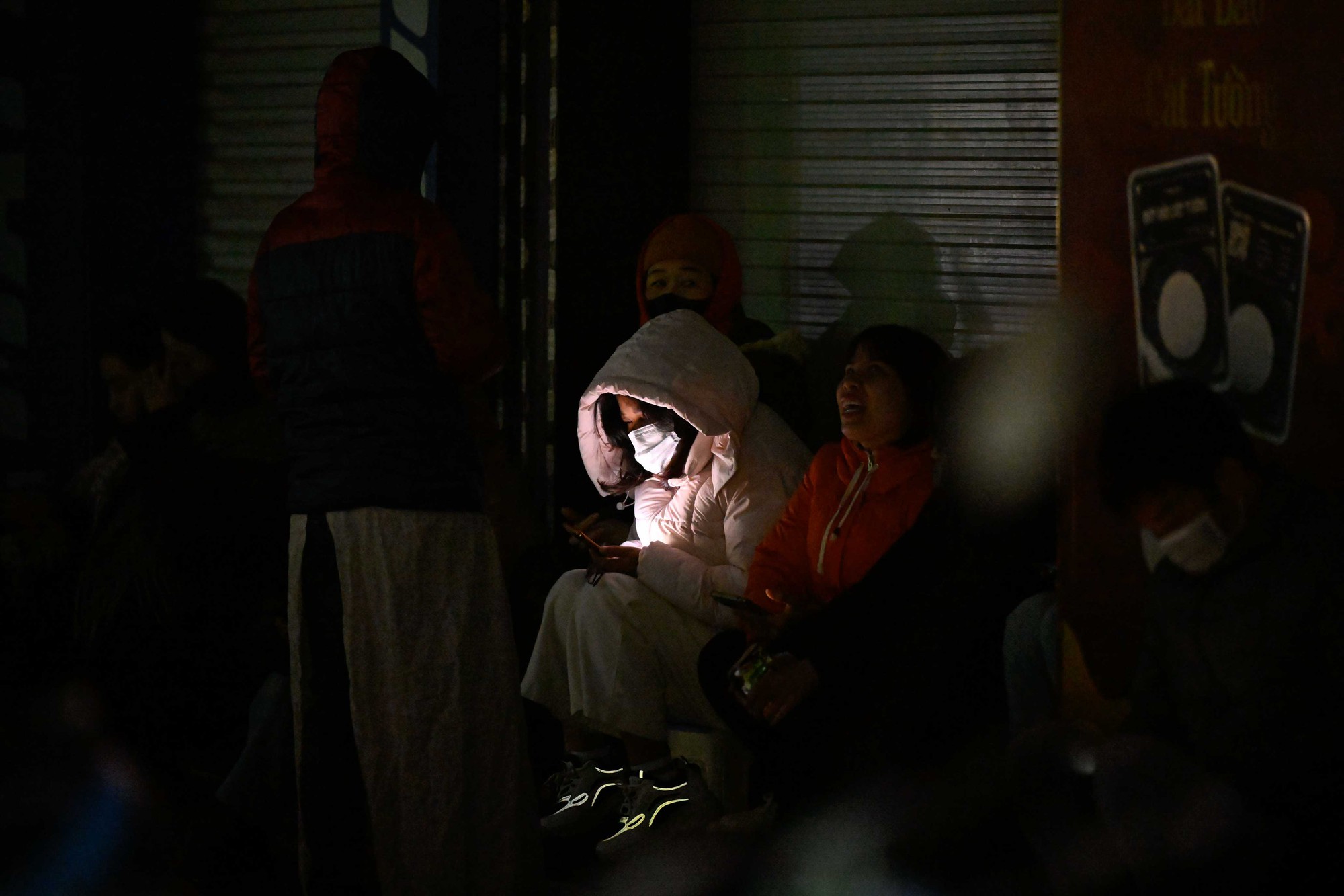 Hà Nội rét cắt da 10°C, phố Cầu Giấy xuất hiện cảnh tượng hiếm thấy từ 3h sáng- Ảnh 4. Hà Nội rét cắt da 10°C, phố Cầu Giấy xuất hiện cảnh tượng hiếm thấy từ 3h sáng- Ảnh 4.