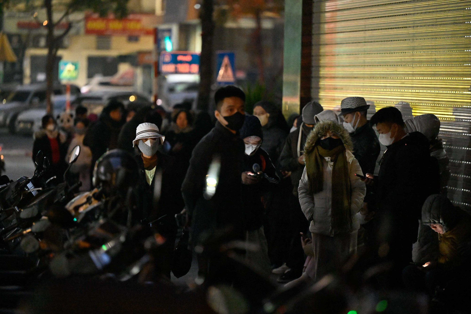 Hà Nội rét cắt da 10°C, phố Cầu Giấy xuất hiện cảnh tượng hiếm thấy từ 3h sáng- Ảnh 2. Hà Nội rét cắt da 10°C, phố Cầu Giấy xuất hiện cảnh tượng hiếm thấy từ 3h sáng- Ảnh 2.