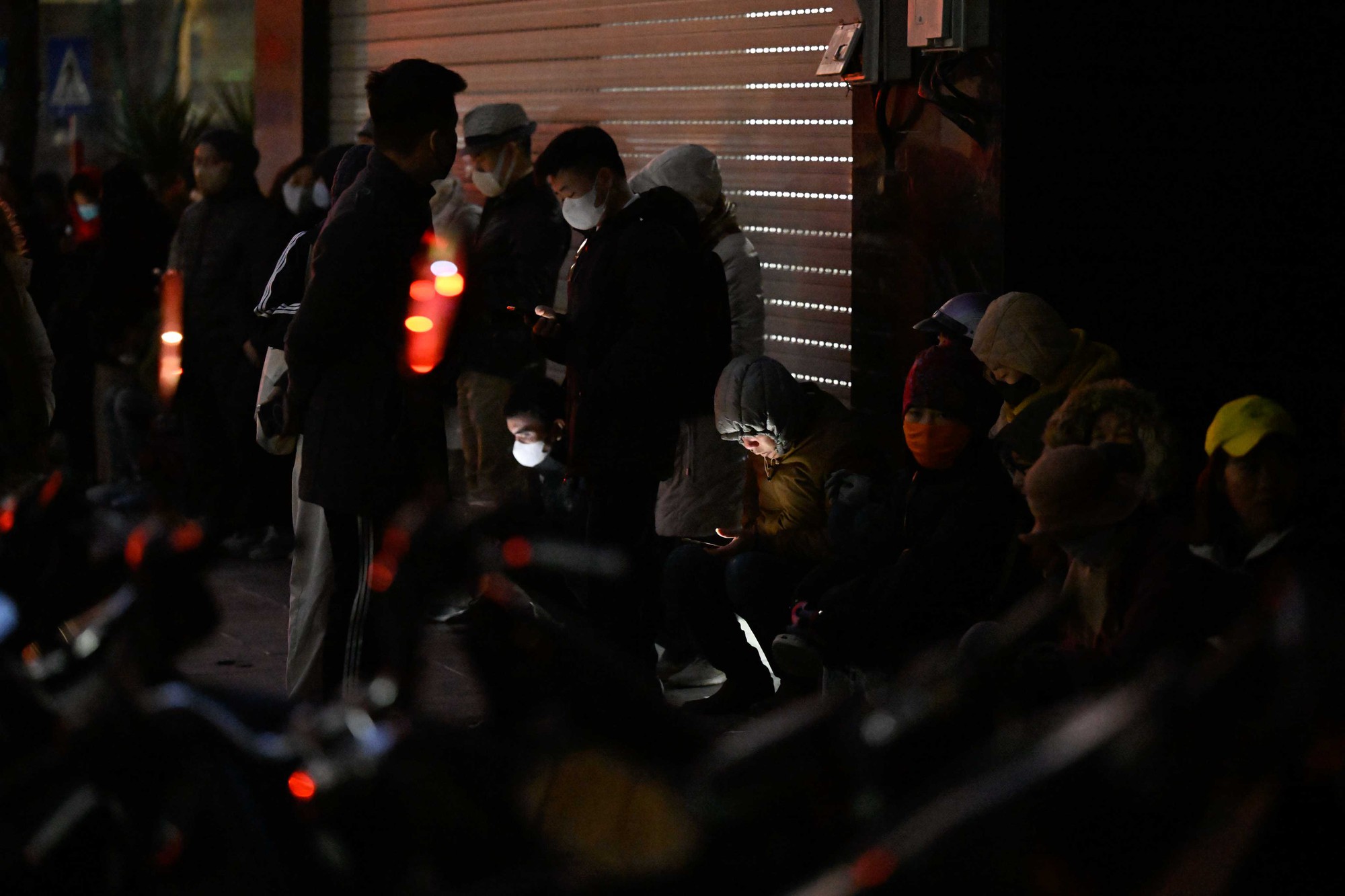 Hà Nội rét cắt da 10°C, phố Cầu Giấy xuất hiện cảnh tượng hiếm thấy từ 3h sáng- Ảnh 1. Hà Nội rét cắt da 10°C, phố Cầu Giấy xuất hiện cảnh tượng hiếm thấy từ 3h sáng- Ảnh 1.