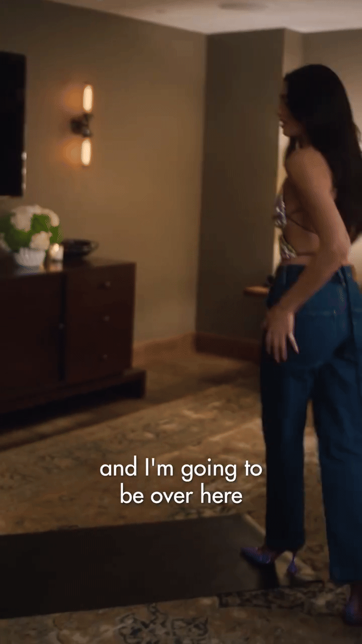 Nữ ca sĩ mặc gợi cảm, đi gi&agrave;y cao l&ecirc;nh kh&ecirc;nh để 