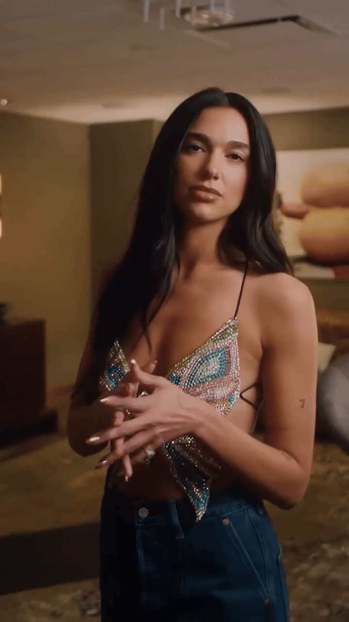 Nữ ca sĩ mặc gợi cảm, đi gi&agrave;y cao l&ecirc;nh kh&ecirc;nh để 