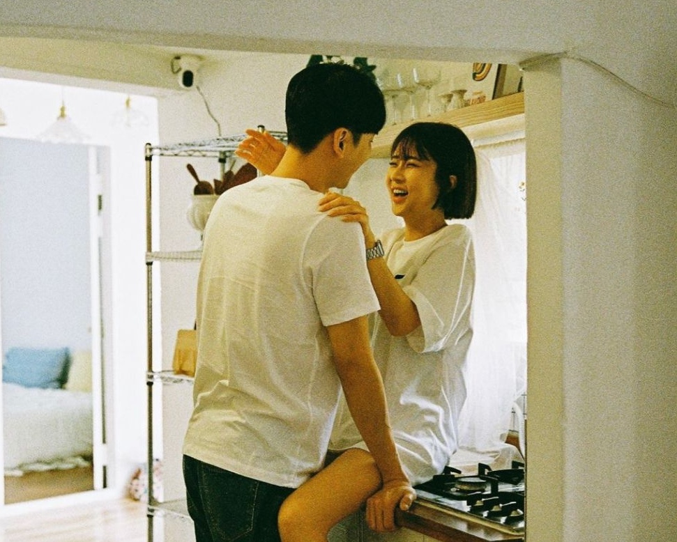 B&aacute;c sĩ tiết lộ tần suất l&agrave;m &ldquo;chuyện ấy&rdquo; cho từng độ tuổi, nhiều chị em ngo&agrave;i 40 nghe xong... hốt hoảng- Ảnh 2.