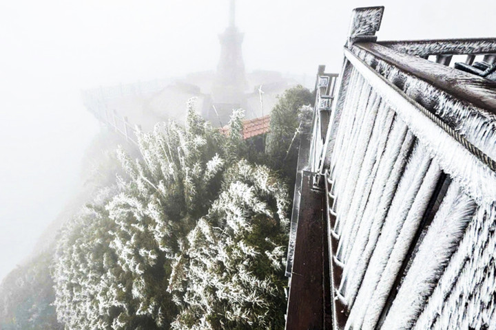 Nhiệt độ giảm xuống -3&deg;C rạng s&aacute;ng, băng gi&aacute; phủ trắng đỉnh Fansipan- Ảnh 2.