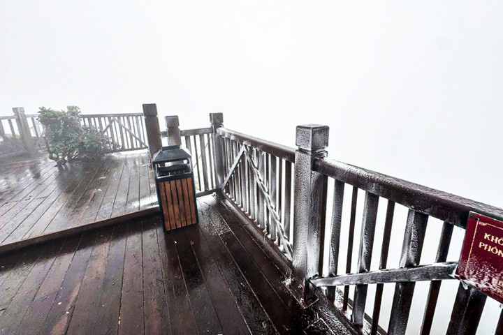 Nhiệt độ giảm xuống -3&deg;C rạng s&aacute;ng, băng gi&aacute; phủ trắng đỉnh Fansipan- Ảnh 4.