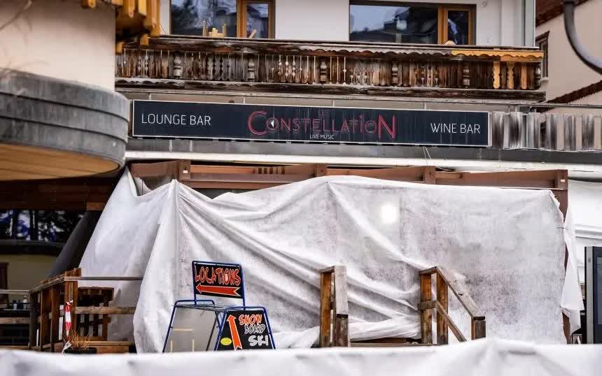 Lối v&agrave;o qu&aacute;n bar Le Constellation tại thị trấn trượt tuyết Crans-Montana, nơi xảy ra vụ ch&aacute;y khiến 40 người thiệt mạng. (Ảnh: AFP)