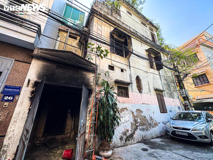 Ch&aacute;y nh&agrave; trọ ở H&agrave; Nội: H&agrave;ng x&oacute;m kể ph&uacute;t ph&aacute; cửa, bắc thang cứu người- Ảnh 1.