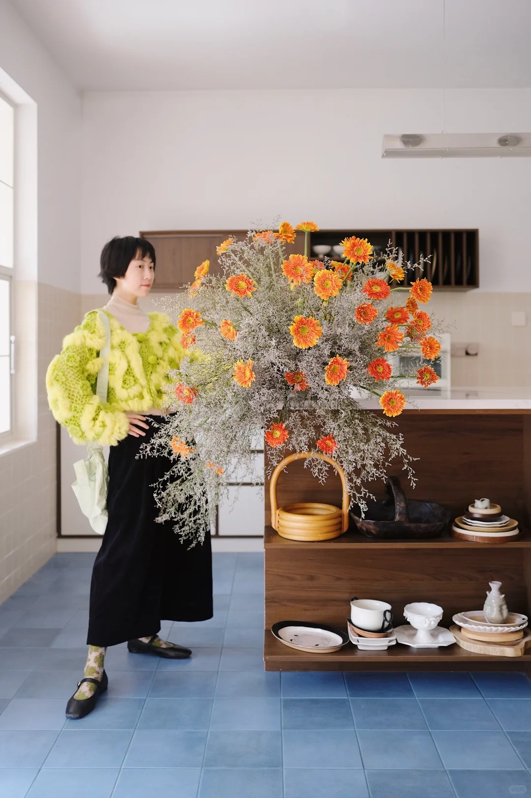 Tết n&agrave;y đừng chỉ cắm thược dược, thử ngay b&igrave;nh đồng tiền "mix" tr&aacute;i c&acirc;y đỏ rực: Vừa đẹp lạ vừa h&uacute;t t&agrave;i lộc, kh&aacute;ch đến chơi nh&agrave; ai cũng khen kh&eacute;o- Ảnh 2.