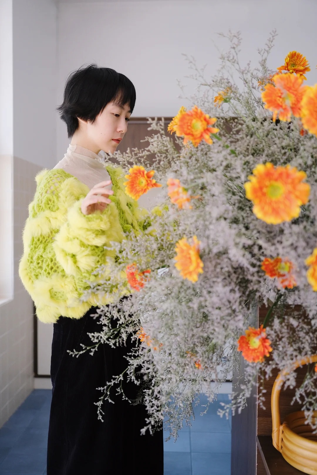 Tết n&agrave;y đừng chỉ cắm thược dược, thử ngay b&igrave;nh đồng tiền "mix" tr&aacute;i c&acirc;y đỏ rực: Vừa đẹp lạ vừa h&uacute;t t&agrave;i lộc, kh&aacute;ch đến chơi nh&agrave; ai cũng khen kh&eacute;o- Ảnh 4.