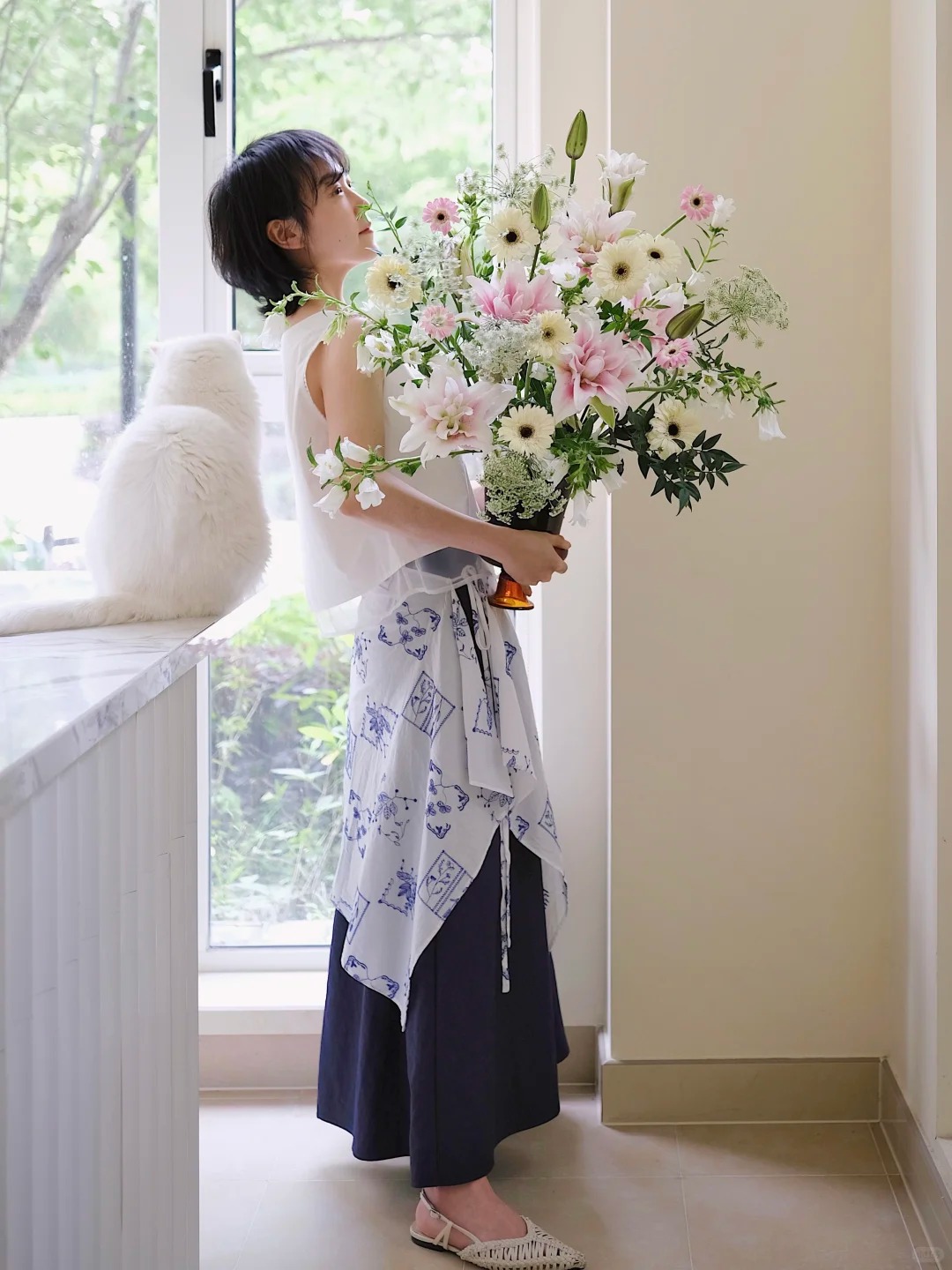 Tết n&agrave;y đừng chỉ cắm thược dược, thử ngay b&igrave;nh đồng tiền "mix" tr&aacute;i c&acirc;y đỏ rực: Vừa đẹp lạ vừa h&uacute;t t&agrave;i lộc, kh&aacute;ch đến chơi nh&agrave; ai cũng khen kh&eacute;o- Ảnh 8.