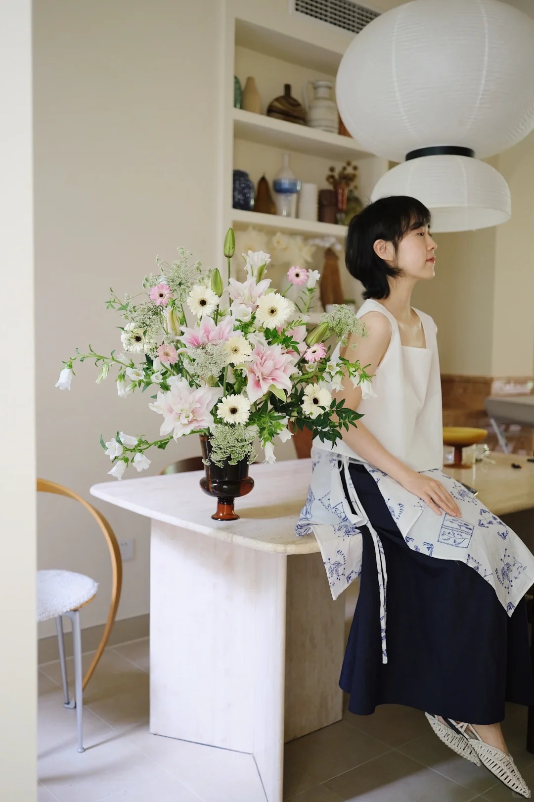 Tết n&agrave;y đừng chỉ cắm thược dược, thử ngay b&igrave;nh đồng tiền "mix" tr&aacute;i c&acirc;y đỏ rực: Vừa đẹp lạ vừa h&uacute;t t&agrave;i lộc, kh&aacute;ch đến chơi nh&agrave; ai cũng khen kh&eacute;o- Ảnh 9.