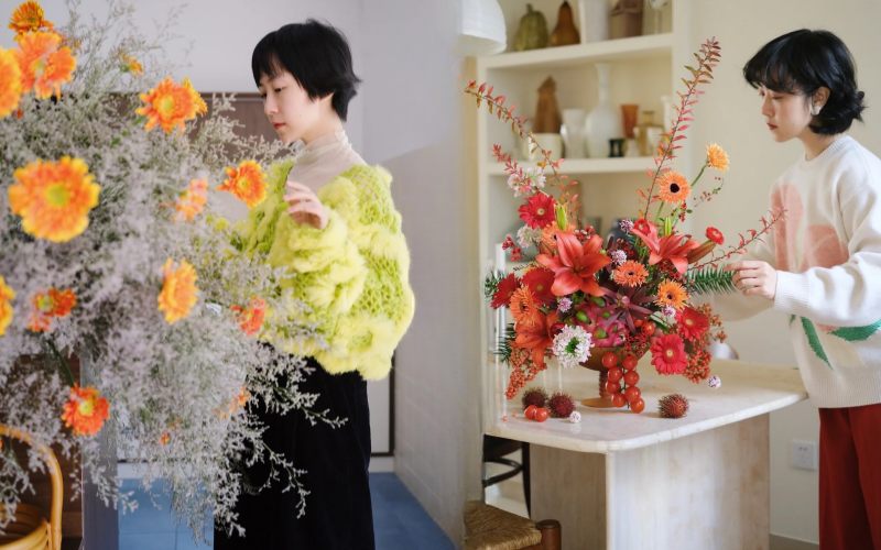 Tết n&agrave;y đừng chỉ cắm thược dược, thử ngay b&igrave;nh đồng tiền "mix" tr&aacute;i c&acirc;y đỏ rực: Vừa đẹp lạ vừa h&uacute;t t&agrave;i lộc, kh&aacute;ch đến chơi nh&agrave; ai cũng khen kh&eacute;o- Ảnh 1.