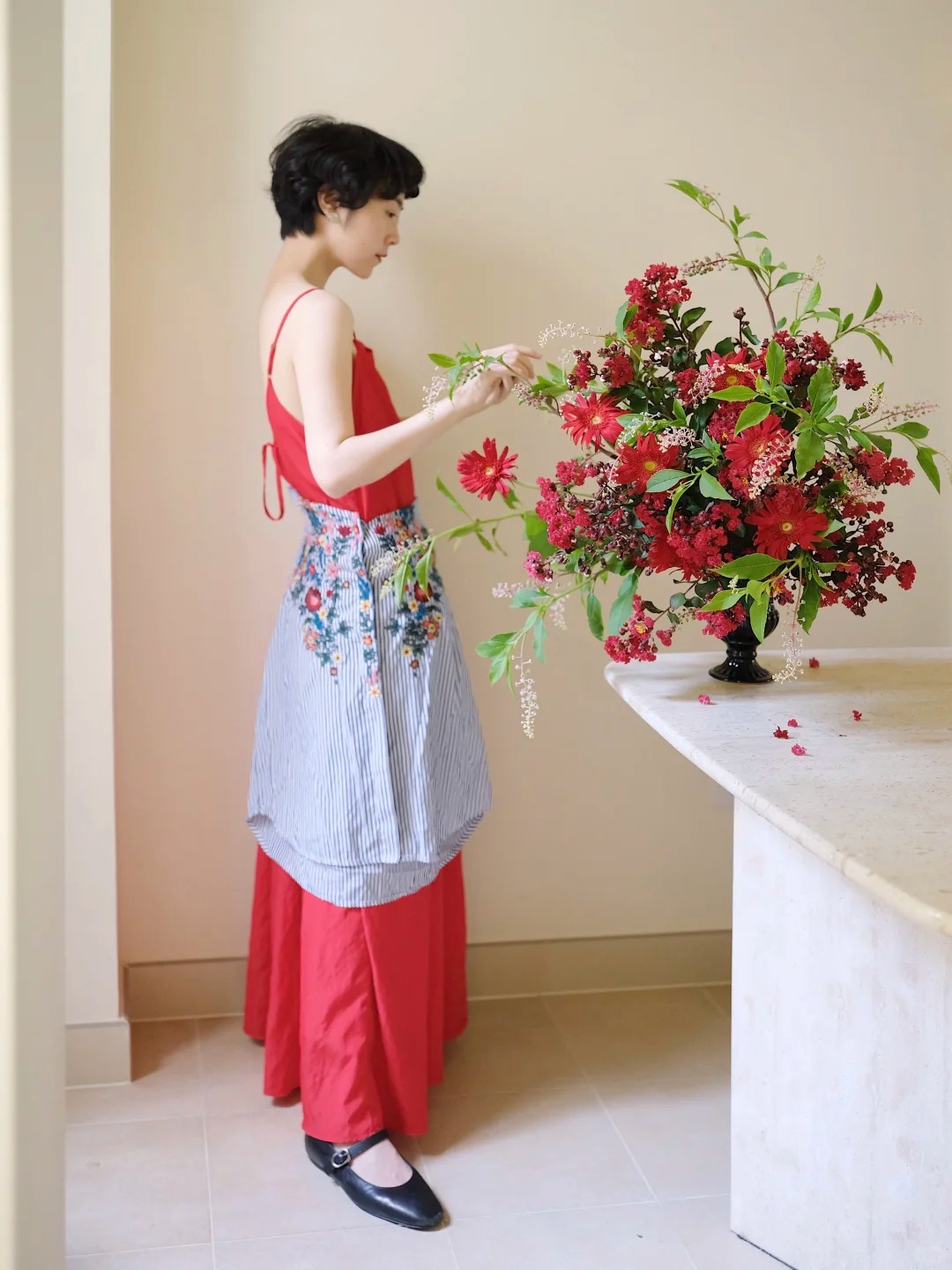 Tết n&agrave;y đừng chỉ cắm thược dược, thử ngay b&igrave;nh đồng tiền "mix" tr&aacute;i c&acirc;y đỏ rực: Vừa đẹp lạ vừa h&uacute;t t&agrave;i lộc, kh&aacute;ch đến chơi nh&agrave; ai cũng khen kh&eacute;o- Ảnh 7.