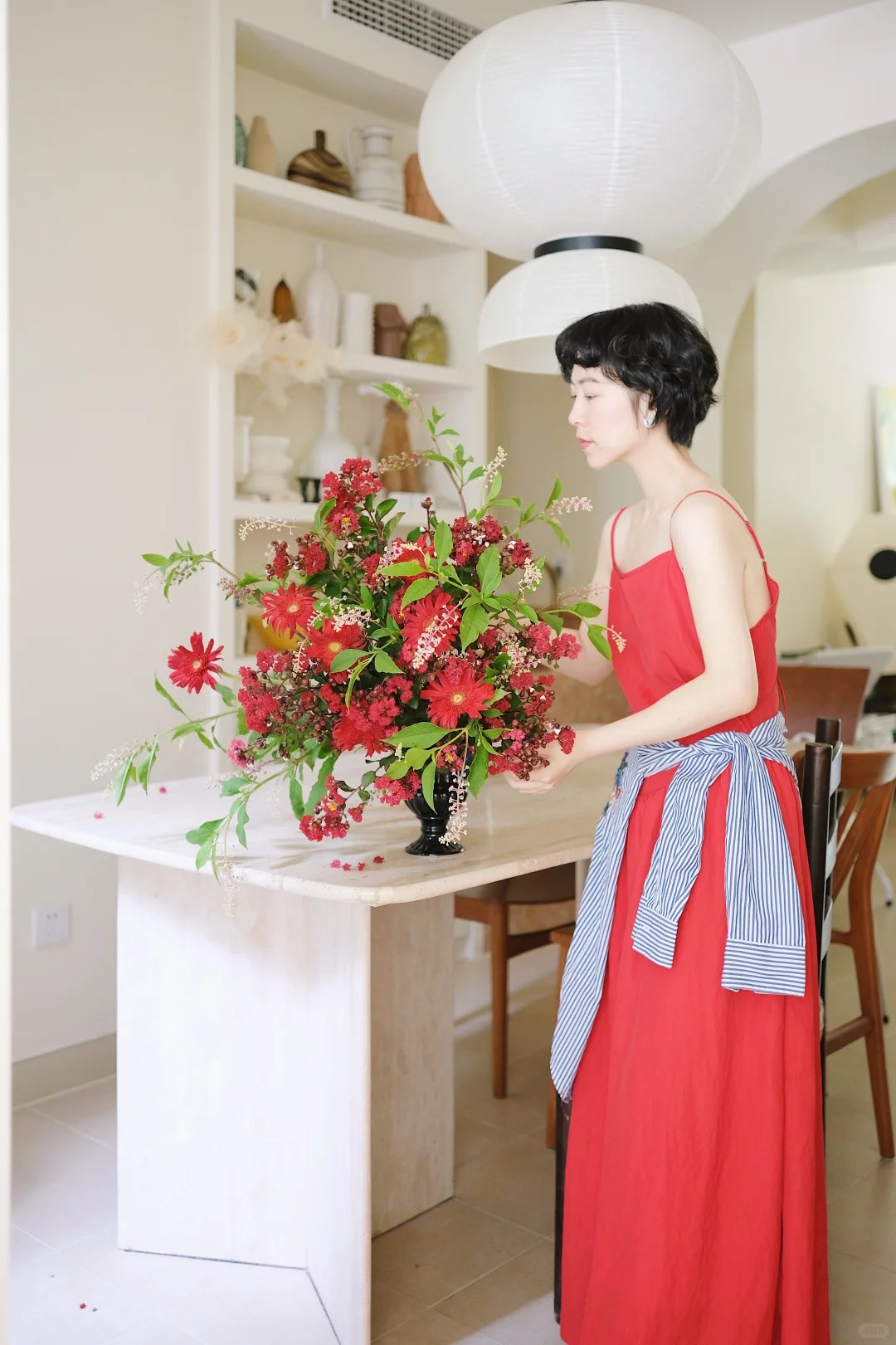 Tết n&agrave;y đừng chỉ cắm thược dược, thử ngay b&igrave;nh đồng tiền "mix" tr&aacute;i c&acirc;y đỏ rực: Vừa đẹp lạ vừa h&uacute;t t&agrave;i lộc, kh&aacute;ch đến chơi nh&agrave; ai cũng khen kh&eacute;o- Ảnh 6.