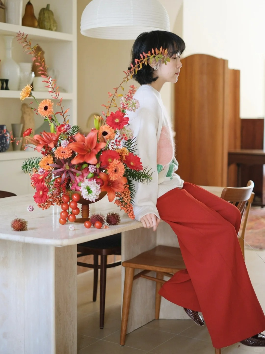 Tết n&agrave;y đừng chỉ cắm thược dược, thử ngay b&igrave;nh đồng tiền "mix" tr&aacute;i c&acirc;y đỏ rực: Vừa đẹp lạ vừa h&uacute;t t&agrave;i lộc, kh&aacute;ch đến chơi nh&agrave; ai cũng khen kh&eacute;o- Ảnh 11.