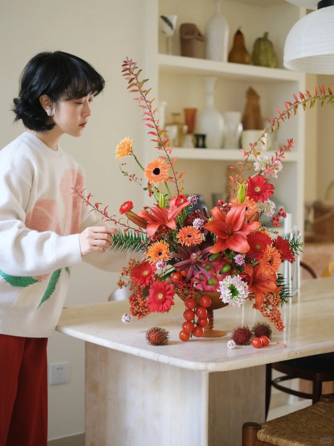 Tết n&agrave;y đừng chỉ cắm thược dược, thử ngay b&igrave;nh đồng tiền "mix" tr&aacute;i c&acirc;y đỏ rực: Vừa đẹp lạ vừa h&uacute;t t&agrave;i lộc, kh&aacute;ch đến chơi nh&agrave; ai cũng khen kh&eacute;o- Ảnh 12.