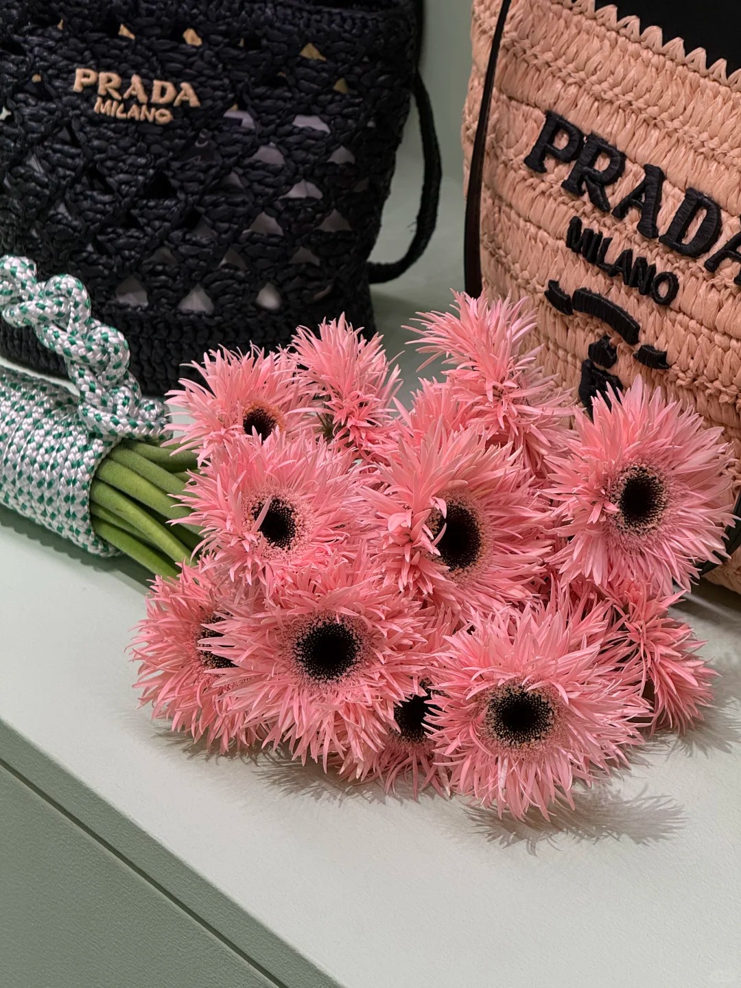 Tết n&agrave;y đừng chỉ cắm thược dược, thử ngay b&igrave;nh đồng tiền "mix" tr&aacute;i c&acirc;y đỏ rực: Vừa đẹp lạ vừa h&uacute;t t&agrave;i lộc, kh&aacute;ch đến chơi nh&agrave; ai cũng khen kh&eacute;o- Ảnh 14.