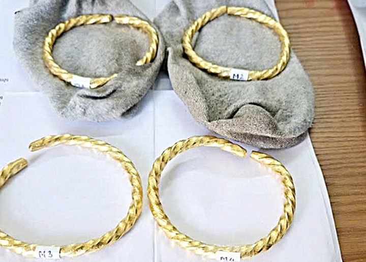 Nh&eacute;t v&agrave;ng v&agrave;o tất, &aacute;o kho&aacute;c để qua cửa khẩu, người phụ nữ sa lưới- Ảnh 2.