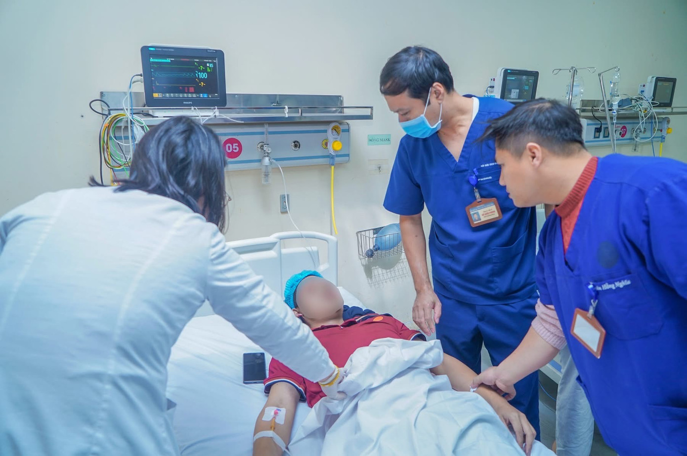 K&iacute;ch hoạt b&aacute;o động đỏ cấp cứu 15 nạn nh&acirc;n vụ ch&aacute;y nh&agrave; 3 tầng ở H&agrave; Nội- Ảnh 4.