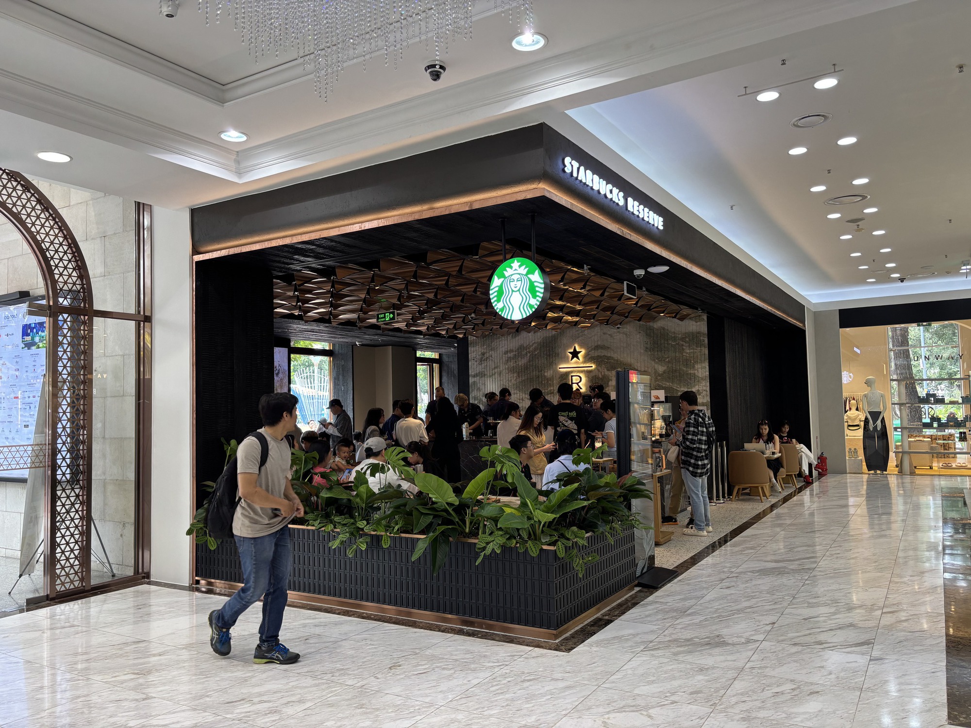 Đi c&agrave; ph&ecirc; một m&igrave;nh với nhiều t&agrave;i sản gi&aacute; trị th&igrave; phải xoay xở sao khi cần đi vệ sinh?- Ảnh 3.