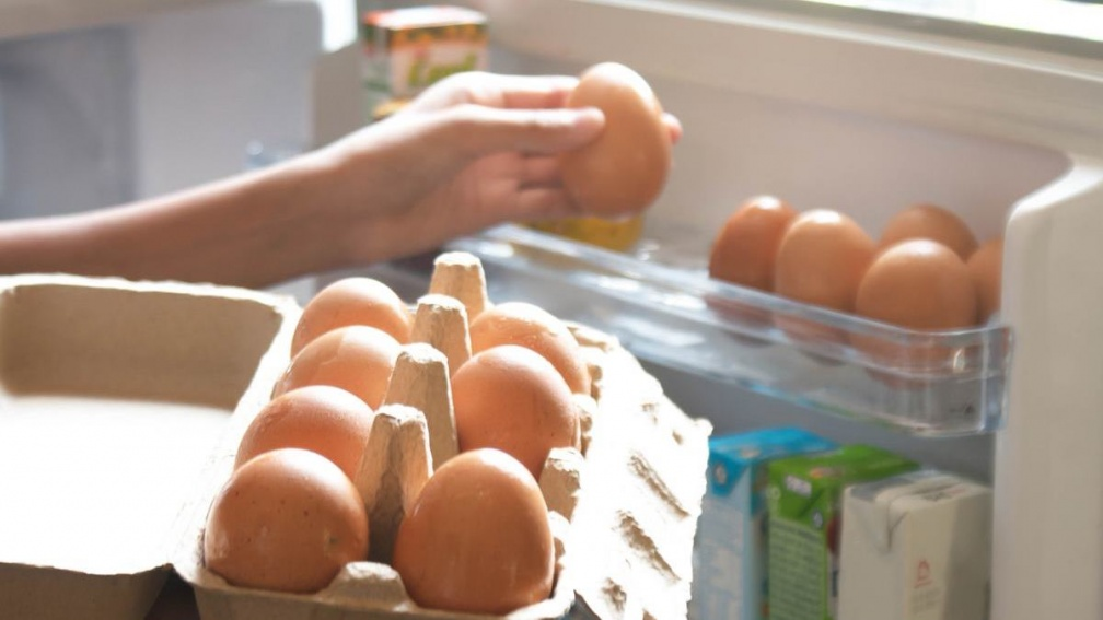 Để trứng trong hay ngo&agrave;i tủ lạnh tốt hơn? C&acirc;u trả lời kh&ocirc;ng đơn giản như nhiều người nghĩ- Ảnh 1.