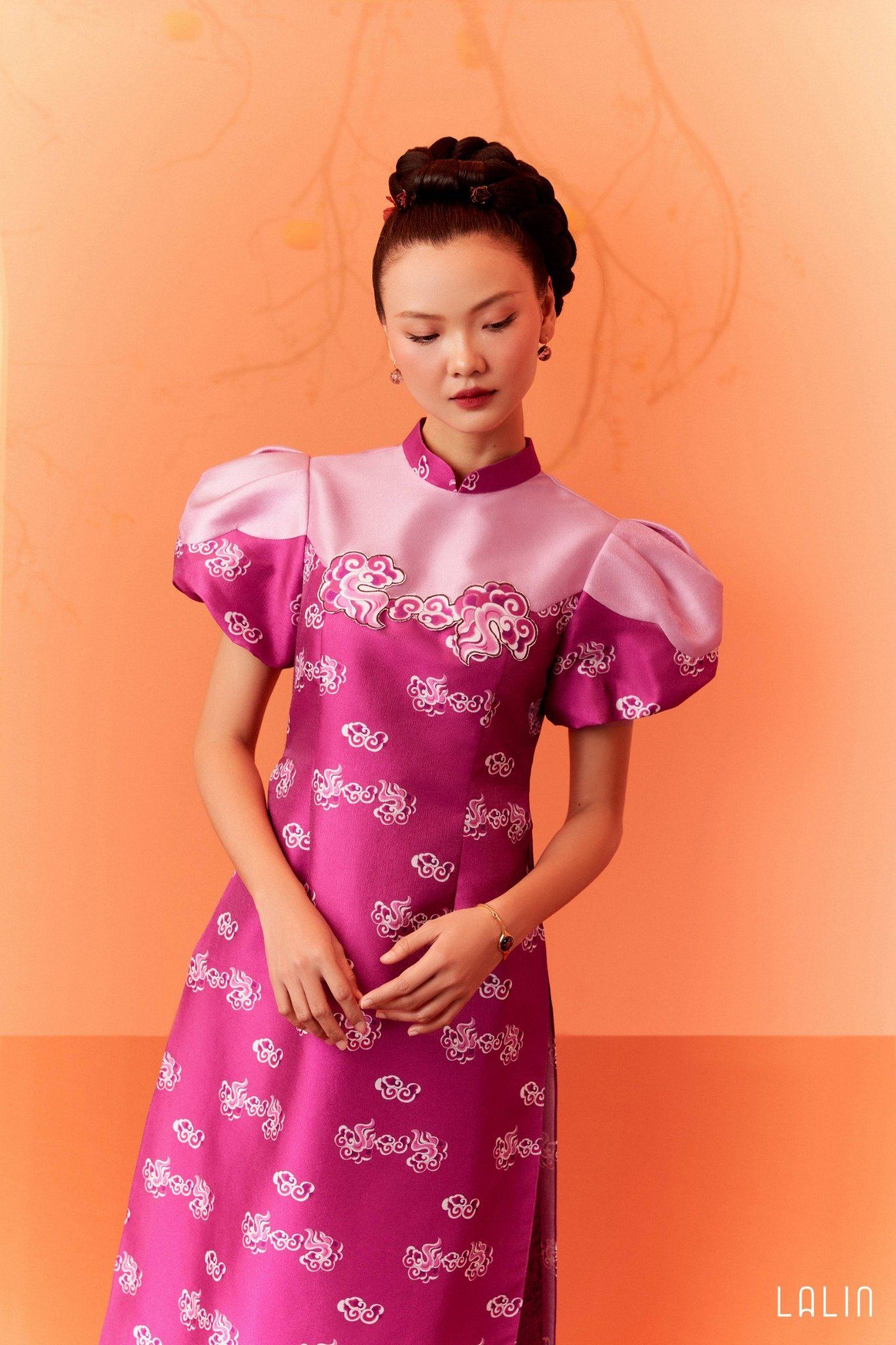 Bỏ tiền cho 5 brand áo dài này không luyến tiếc: Diện lên sang cả con người, 10 điểm không có nhưng!- Ảnh 15. Bỏ tiền cho 5 brand áo dài này không luyến tiếc: Diện lên sang cả con người, 10 điểm không có nhưng!- Ảnh 15.