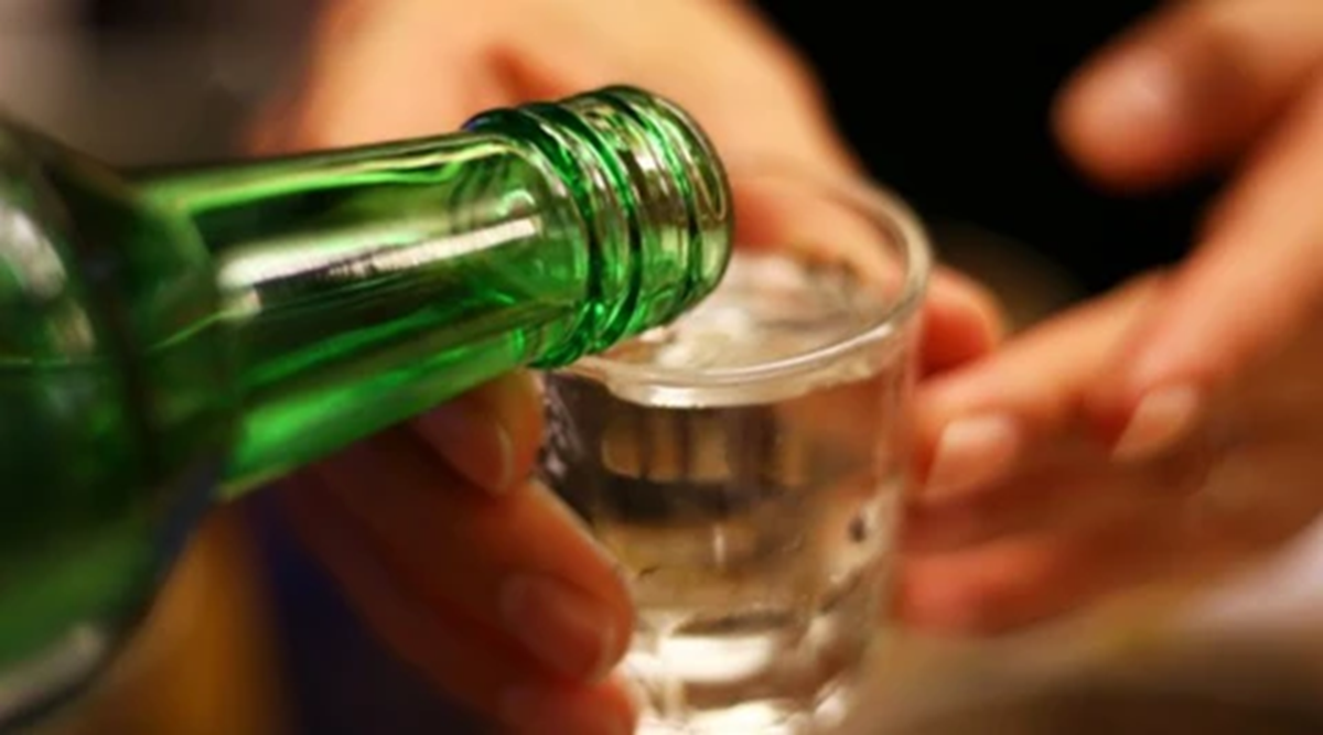 Người đ&agrave;n &ocirc;ng 45 tuổi tử vong sau khi uống loại nước quen thuộc theo c&aacute;ch "vạn người m&ecirc;"- Ảnh 1.