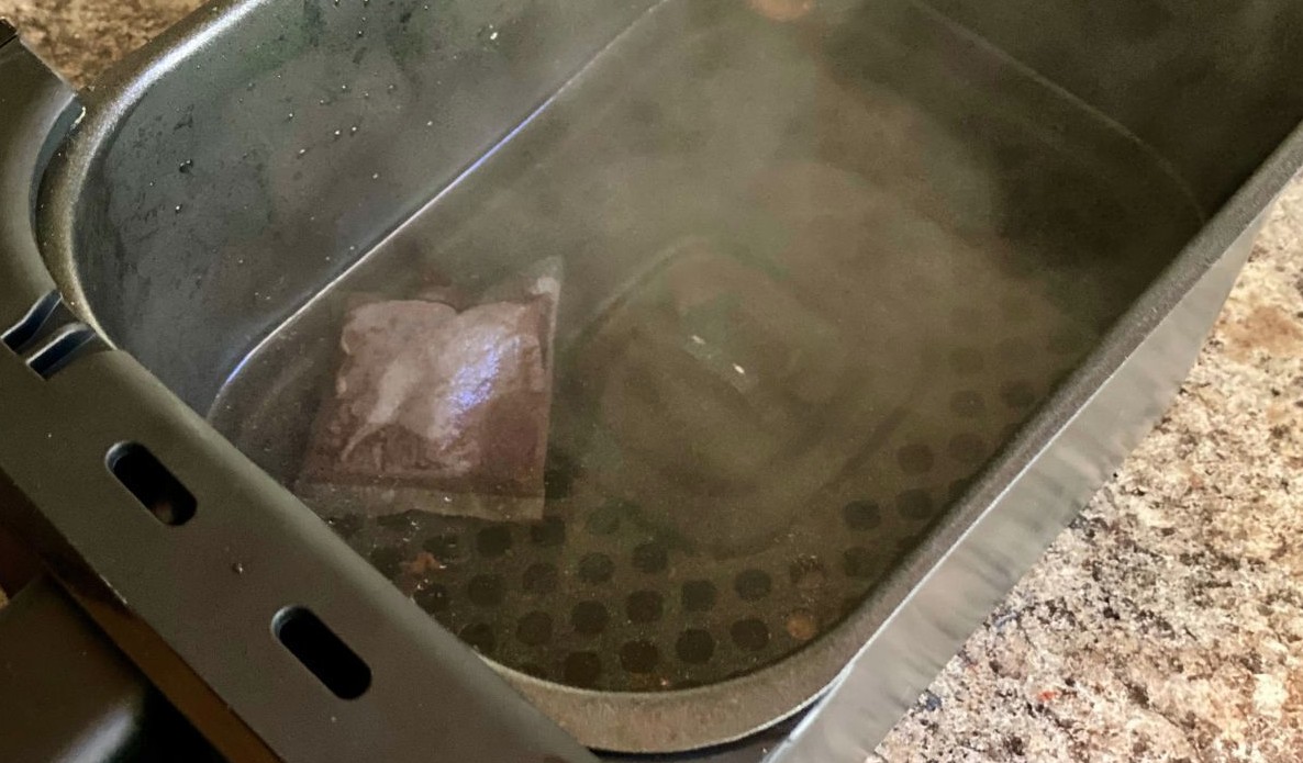 Nồi chiên không dầu sạch bất ngờ khi được vệ sinh bằng thứ này - không phải chanh- Ảnh 2. Nồi chiên không dầu sạch bất ngờ khi được vệ sinh bằng thứ này - không phải chanh- Ảnh 2.