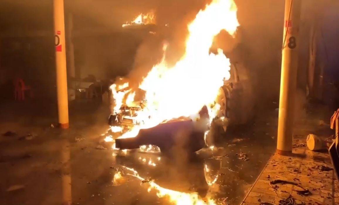 &Ocirc; t&ocirc; mới mua bất ngờ bốc ch&aacute;y ng&ugrave;n ngụt trong đ&ecirc;m- Ảnh 1.