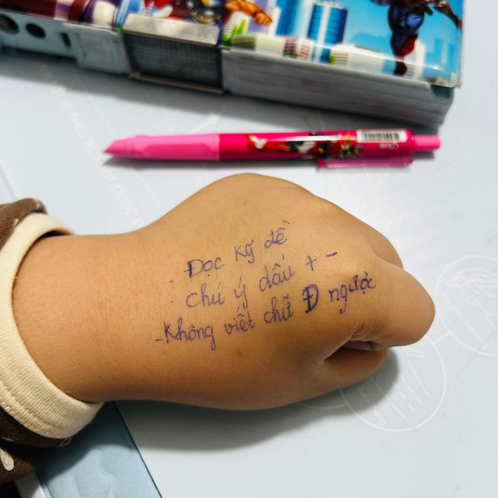 Lo con đi thi hay nhầm, mẹ viết "phao" l&ecirc;n tay con khiến d&acirc;n mạng th&iacute;ch th&uacute;- Ảnh 1.